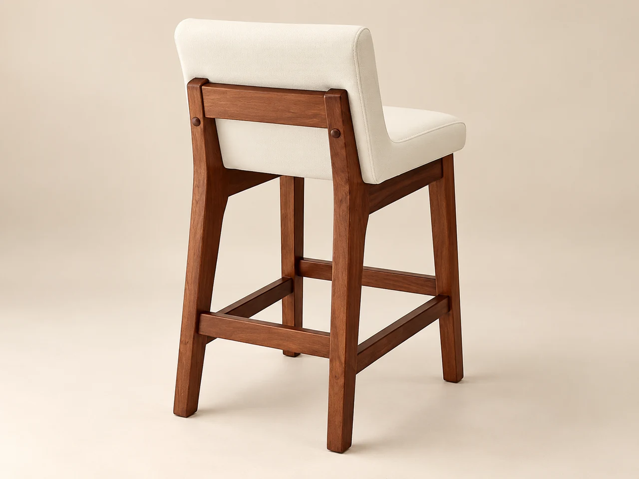 Cuatro bancos de madera con respaldo y asiento tapizados en color marfil