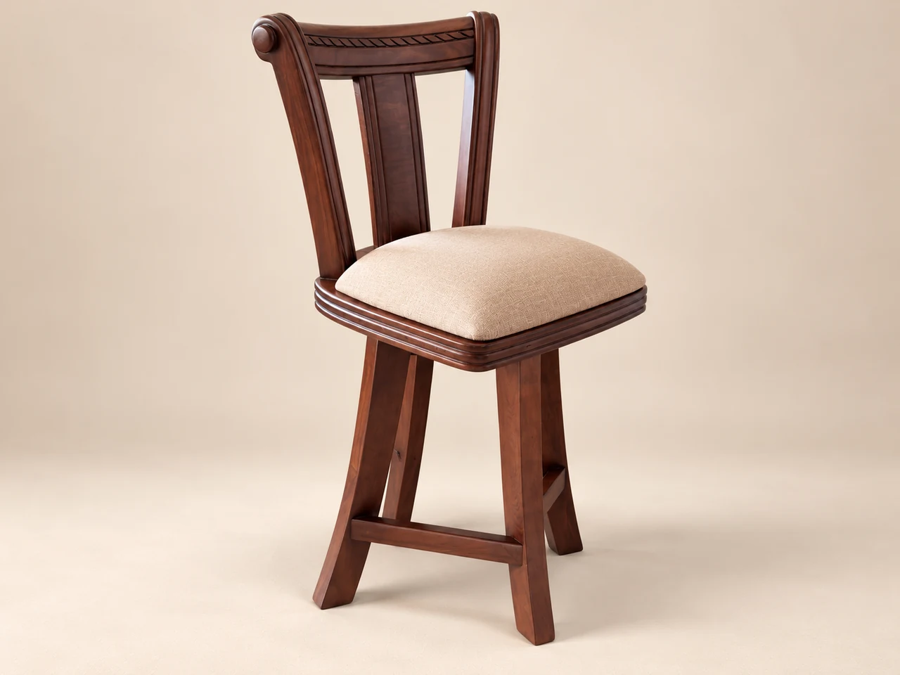 Bancos altos de madera con detalles tallados y tapicería beige