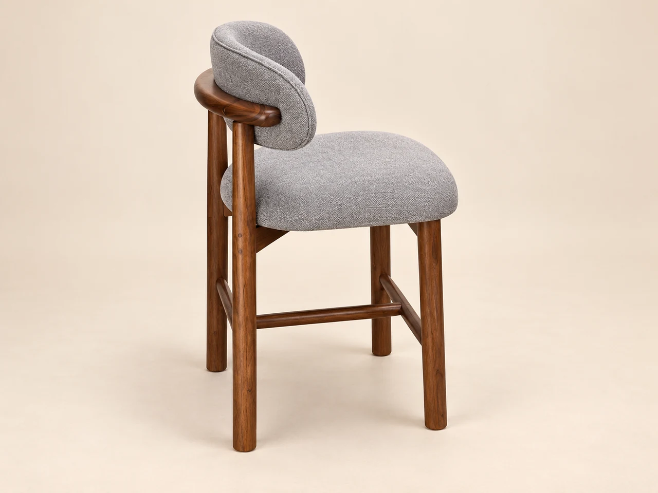 Dos bancos Siena de madera con asiento y respaldo tapizados en tono beige