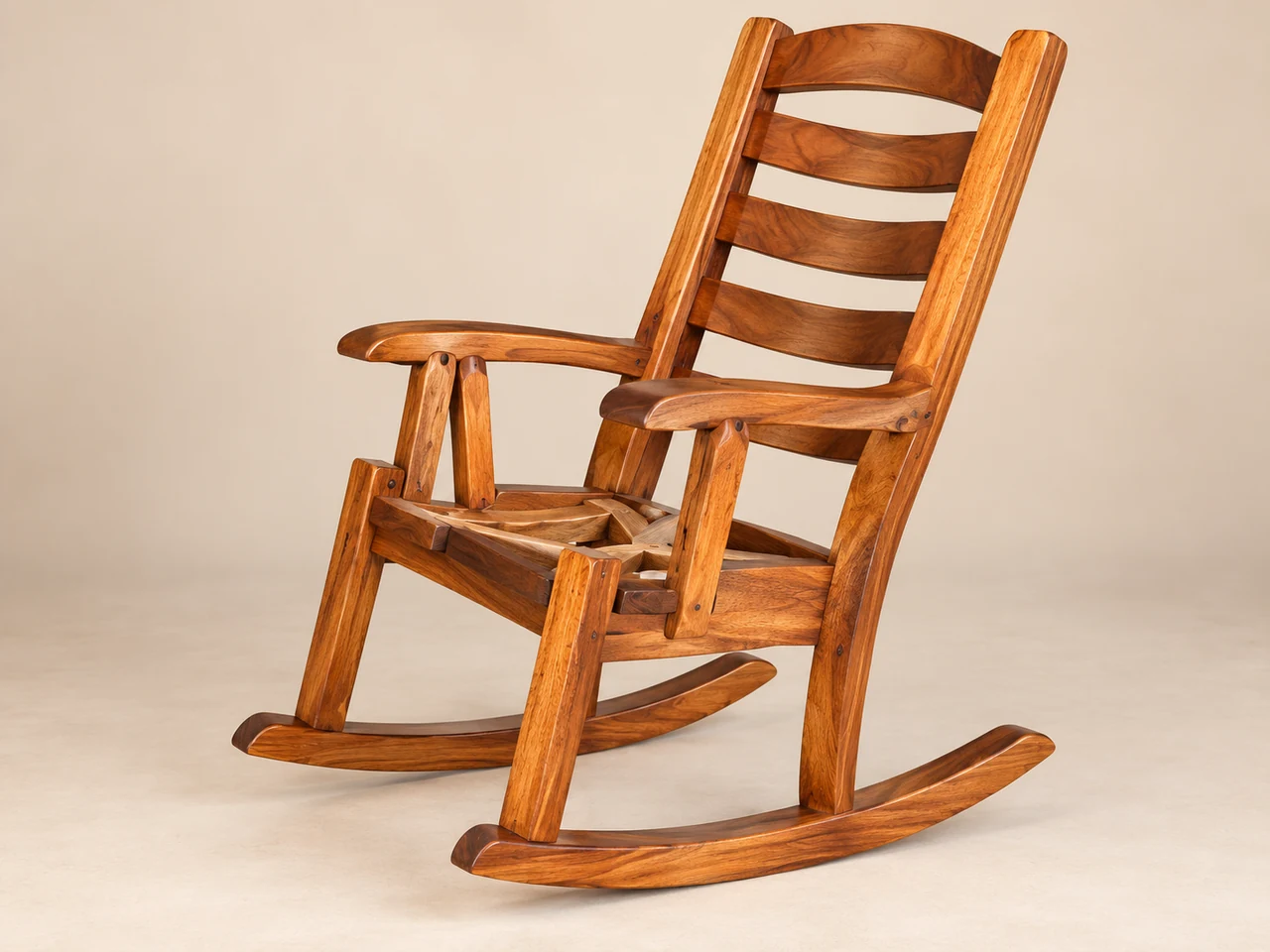 Mecedora con asiento en madera