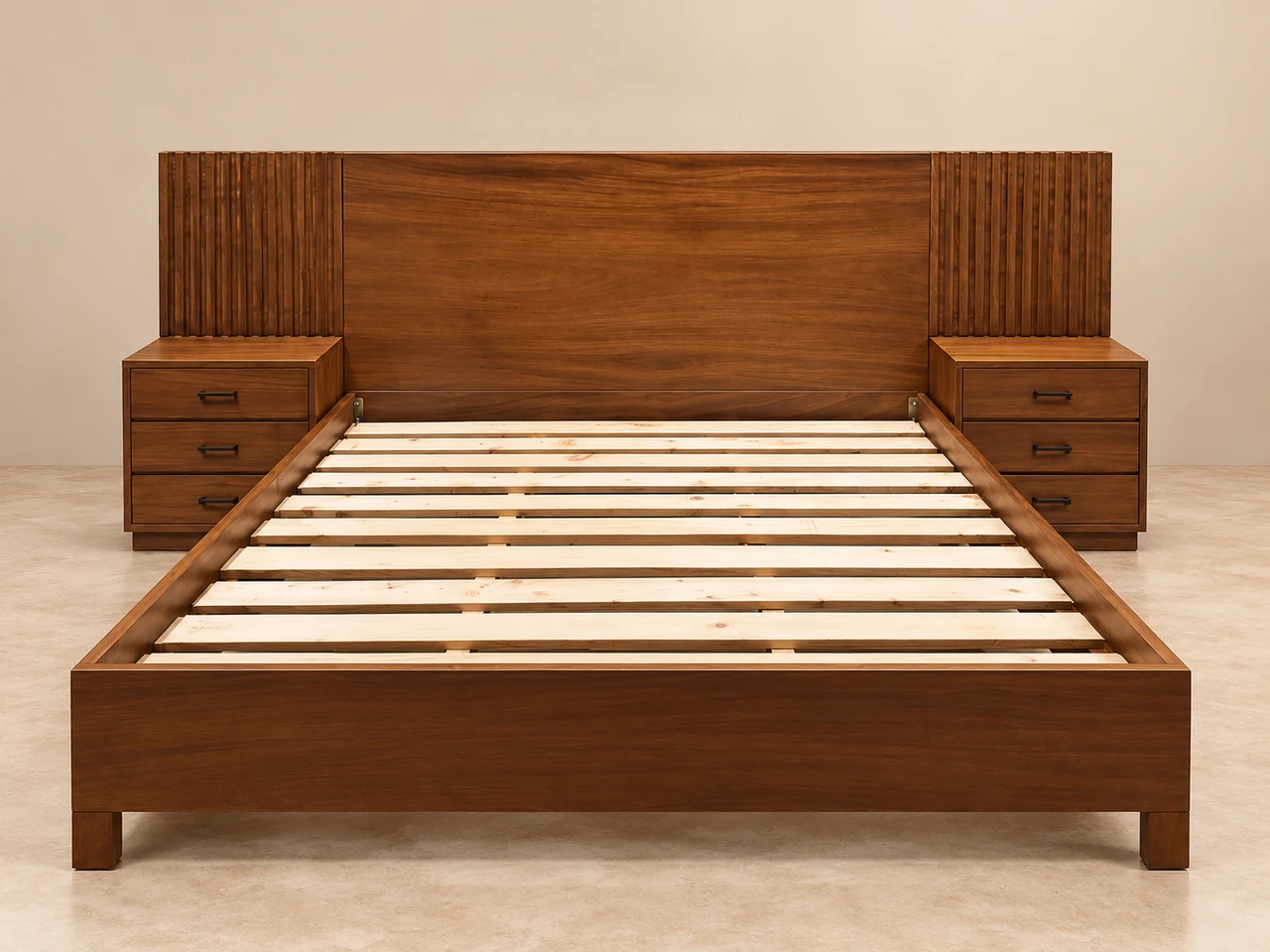 Estructura de cama de madera con listones y dos mesas de noche