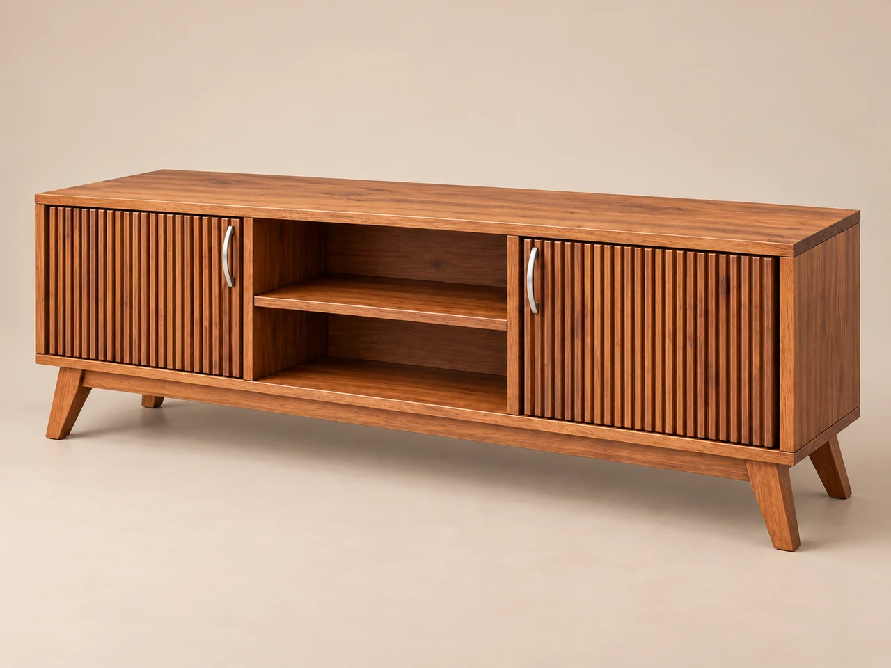 Mueble de televisión de madera con puertas acanaladas y compartimentos centrales