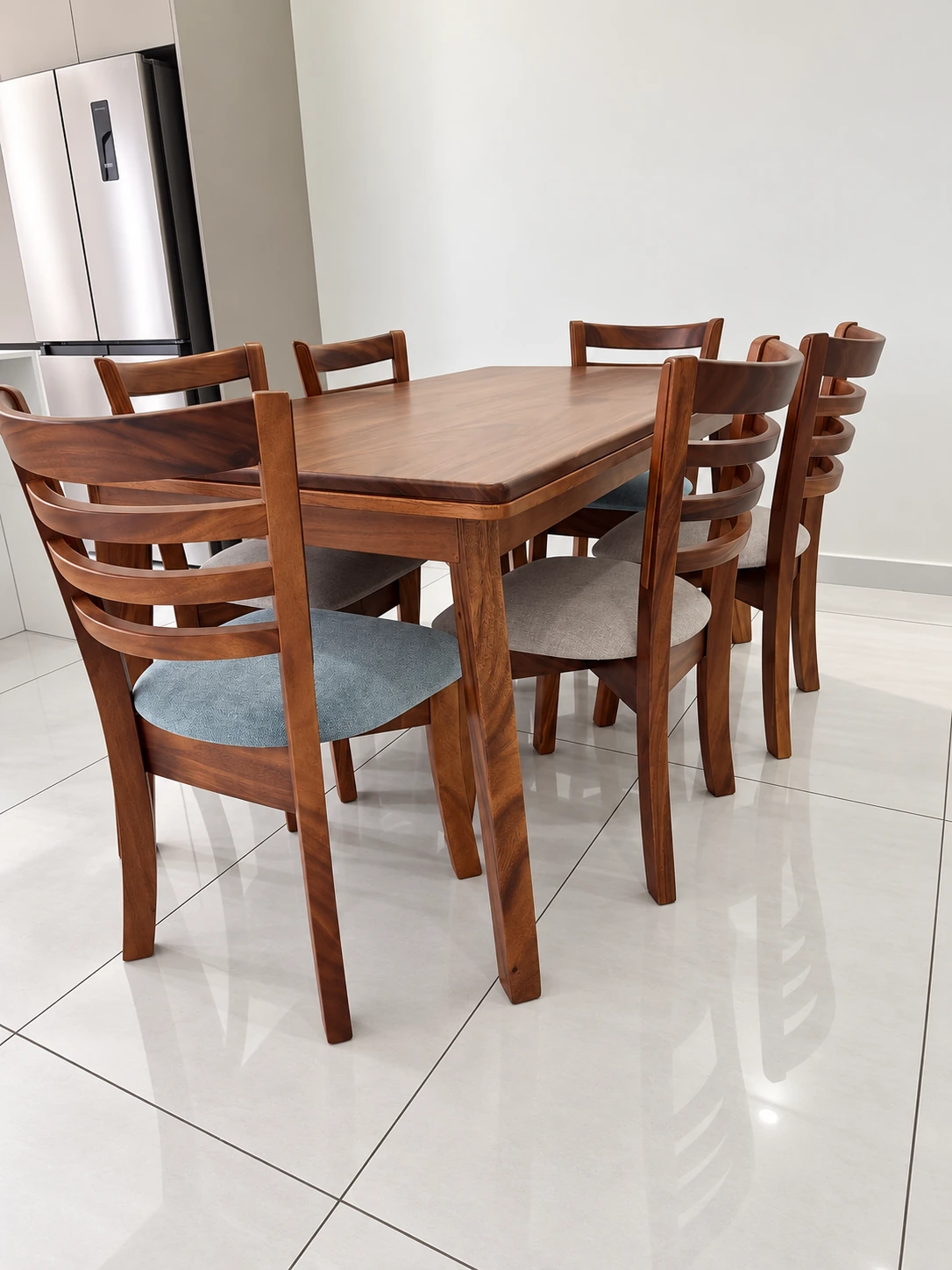 Comedor de madera con mesa rectangular y sillas de respaldo horizontal