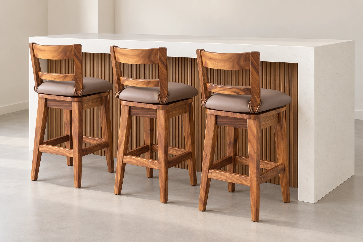 Ilustración de desayunador con tres bancos de respaldo de madera, asientos tapizados y barra con frente de listones y sobre de cuarzo