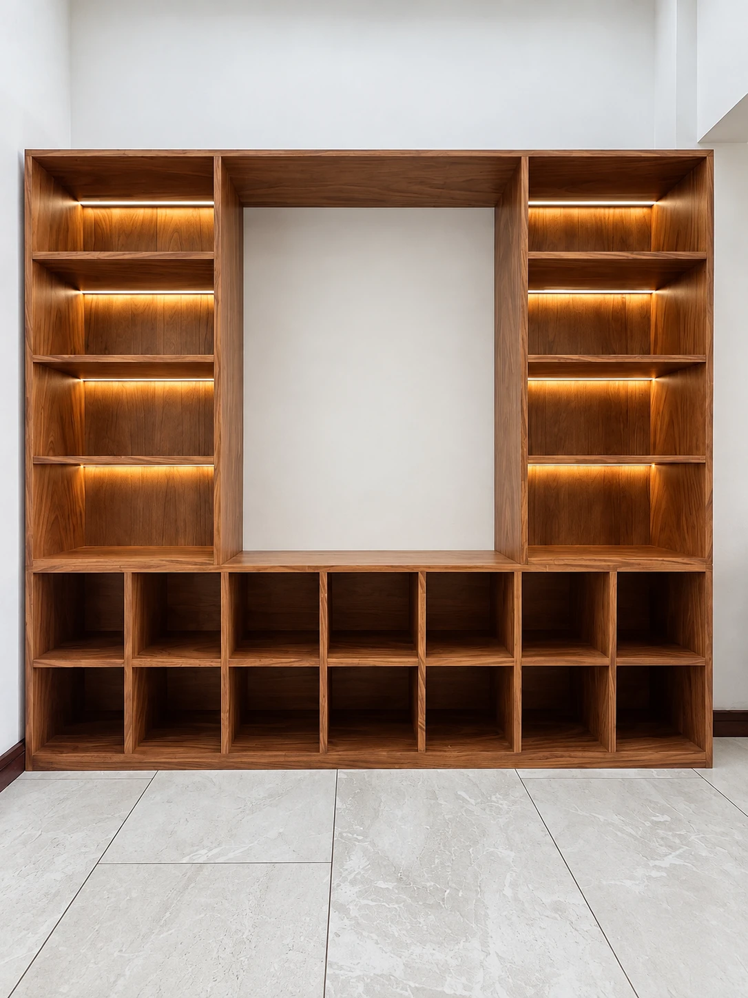 Librero de madera con estantes laterales iluminados, un espacio central amplio y compartimentos inferiores