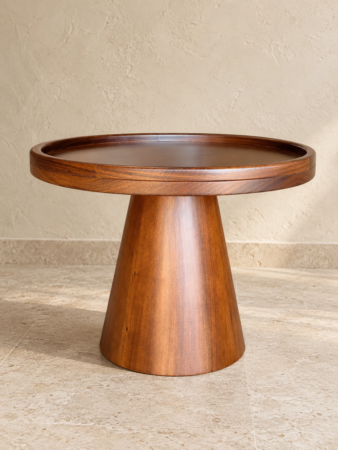 Mesa auxiliar de guanacaste con pedestal cónico y sobre redondo con borde elevado