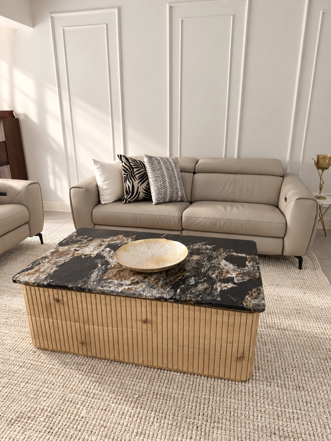 Mesa de centro con sobre negro veteado y base acanalada dorada