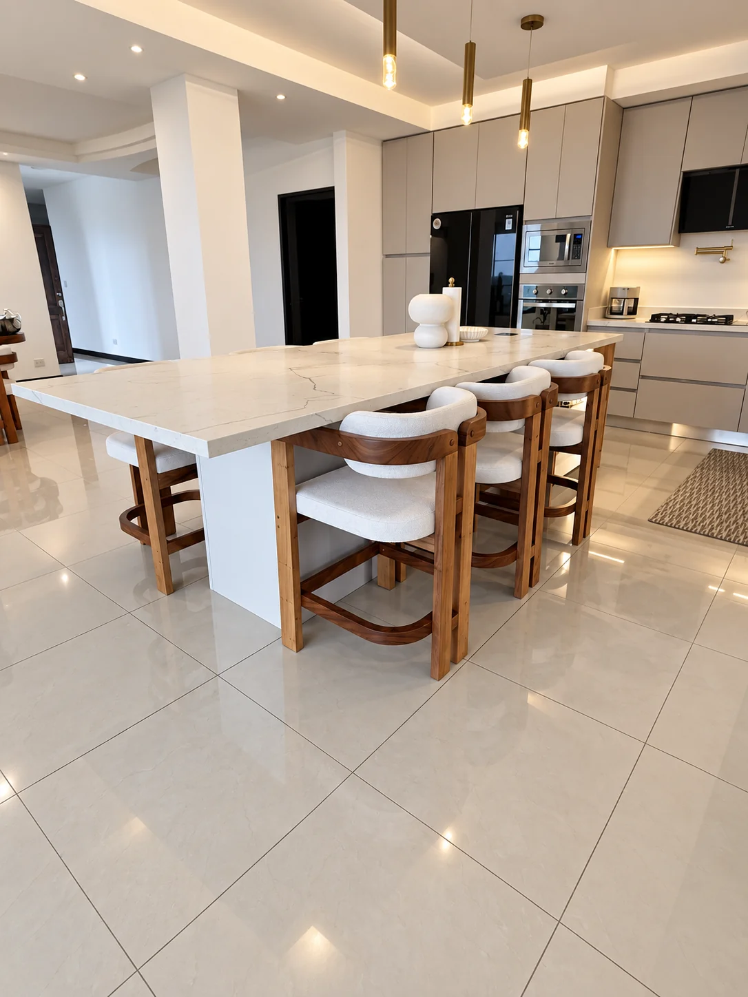 Bancos de madera con asiento claro, instalados alrededor de una isla de cocina