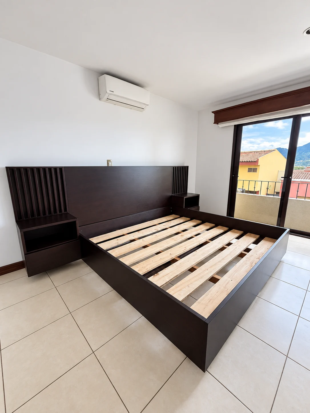 Cama flotante Alexander — otra vista o acabado