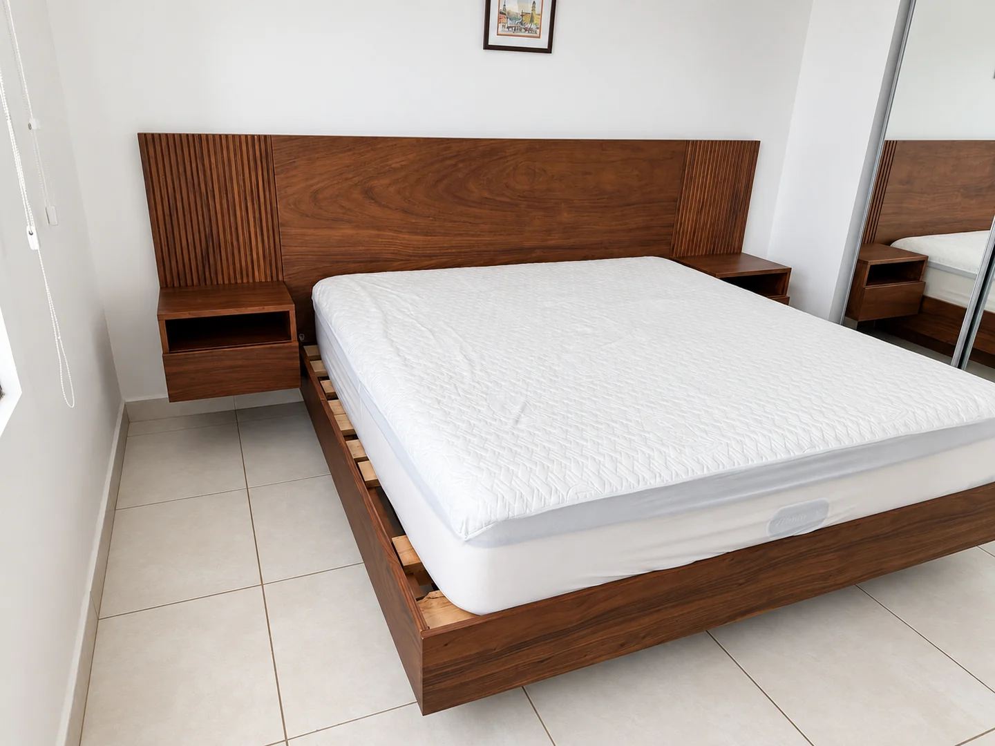 Proyecto de cama flotante Alexander con cabecera de madera y mesas laterales