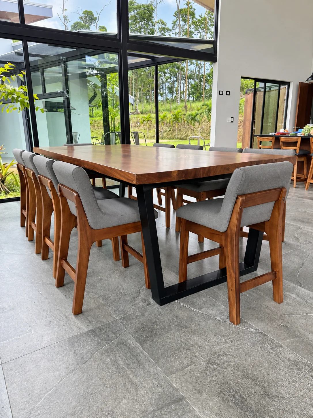 Comedor con base metálica
